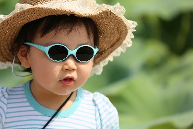 Los niños deben utilizar gafas de sol