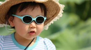 Los niños deben utilizar gafas de sol