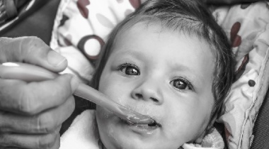 ¿Qué debe comer mi hijo durante su primer año de vida?