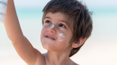 ¿Cómo proteger la piel de nuestros hijos este verano? Cinco preguntas y respuestas